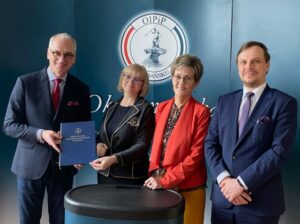 dr hab. Arnold Kłonczyński, prof. UG oraz Dyrektor Centrum Kursów i Szkoleń – dr Piotr Zieliński z przedstawicielkami prezydium Okręgowej Izby Pielęgniarek i Położnych w Gdańsku.
