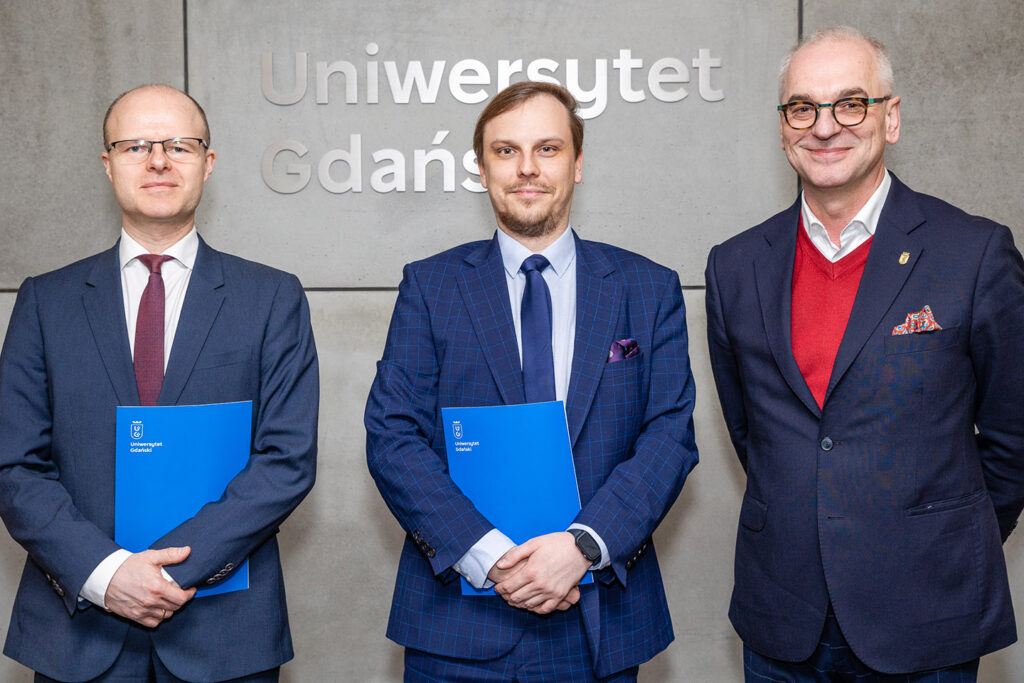 Ze strony Sądu Apelacyjnego w Gdańsku w wydarzeniu uczestniczył Wiceprezes – Sędzia Rafał Ryś, zaś ze strony Uniwersytetu Gdańskiego Prorektor ds. Studentów i Jakości Kształcenia dr hab. Arnold Kłonczyński, prof. UG oraz Dyrektor Centrum Kursów i Szkoleń dr Piotr Zieliński.