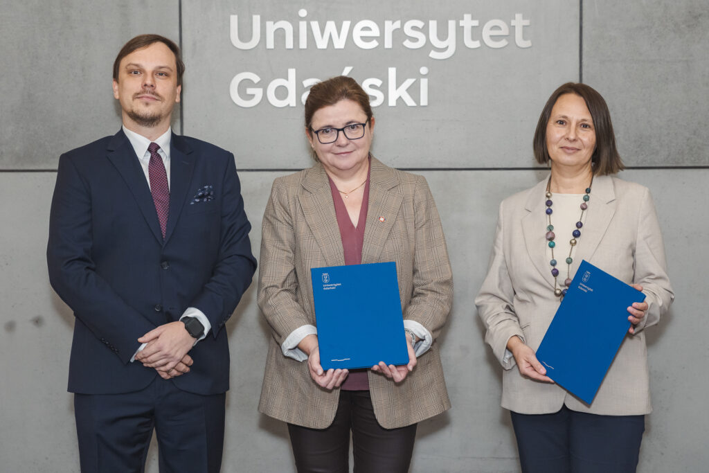 Od prawej: Prorektor ds. Kształcenia dr Ewa Szymczak, prof. UG., Dyrektorka Wojewódzkiej Stacji Sanitarno-Epidemiologicznej w Gdańsku Anna Obuchowska - Pomorski Państwowy Wojewódzki Inspektor Sanitarny, Dyrektor CKiS dr Piotr Zieliński