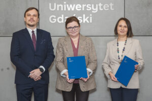 Od prawej: Prorektor ds. Kształcenia dr Ewa Szymczak, prof. UG., Dyrektorka Wojewódzkiej Stacji Sanitarno-Epidemiologicznej w Gdańsku Anna Obuchowska - Pomorski Państwowy Wojewódzki Inspektor Sanitarny, Dyrektor CKiS dr Piotr Zieliński